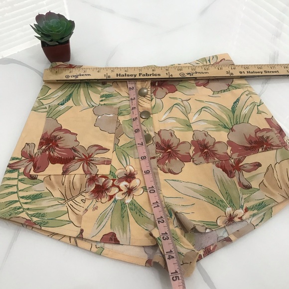 NWT URBAN OUTFITTERS Floral Med Hi-Waist Short - Picture 14 of 16
